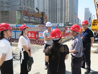 420+高慧萍听取汇报.jpg 420+高慧萍听取汇报.jpg