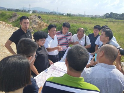 刘县长要求各村镇加快征拆进度,确保收费站、服务区建设.jpg 刘县长要求各村镇加快征拆进度,确保收费站、服务区建设.jpg