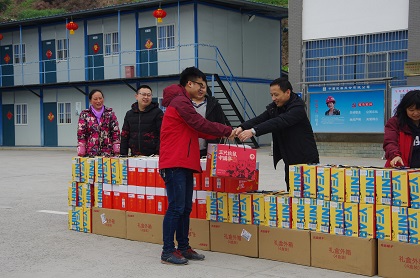 给新春坚守一线的员工发放新年慰问大礼包.JPG.420.jpg 给新春坚守一线的员工发放新年慰问大礼包.JPG.420.jpg