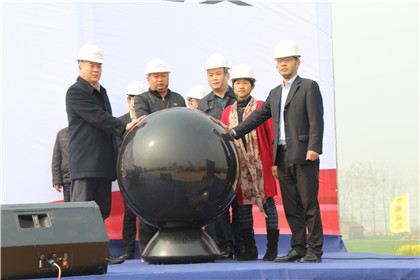 主要领导共同点亮启动球.jpg 主要领导共同点亮启动球.jpg