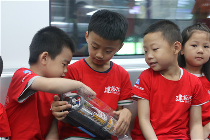 孩子们对盾构机充满兴趣.jpg