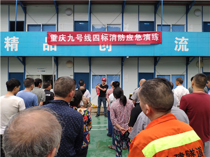 安全监督部部长对灭火器讲解.jpg 安全监督部部长对灭火器讲解.jpg