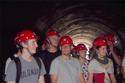 留学生在隧道内参观.jpg
