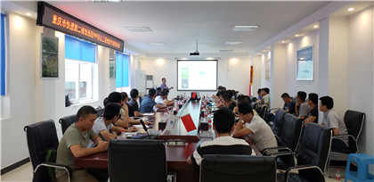 在会议室讲授专业知识 .jpg