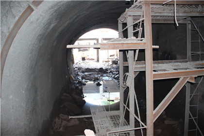 透过贯通点能看到对面的土湾站.jpg 透过贯通点能看到对面的土湾站.jpg