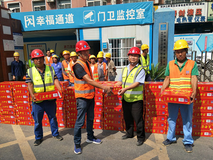 420+安全总监等人带着西瓜、王老吉、藿香正气水等消暑物品来到施工一线.jpg