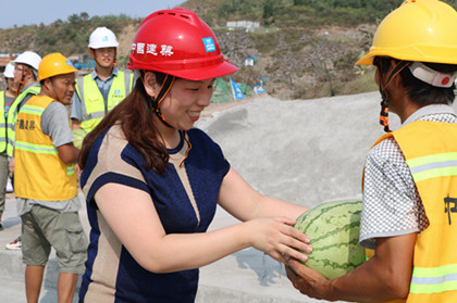 任红霞送冰西瓜给工人_420.jpg