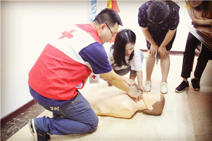 项目同事体验心肺复苏急救操作.jpg