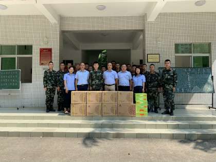 给边防武警送温暖_420.jpg 给边防武警送温暖_420.jpg