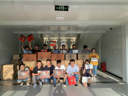 给项目员工送温暖-420.jpg 给项目员工送温暖-420.jpg