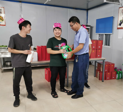 生产经理为员工送生日礼物.jpg