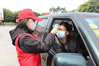 对车辆司乘人员进行体温测量.JPG 对车辆司乘人员进行体温测量.JPG