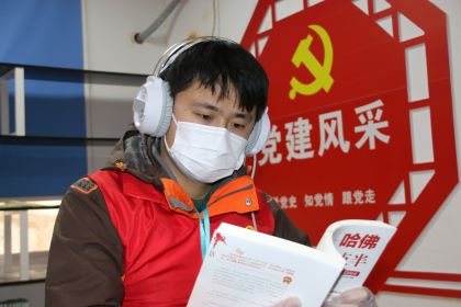 长沙地铁6号线六项目超英志愿者李智正在练习朗读课文.JPG 长沙地铁6号线六项目超英志愿者李智正在练习朗读课文.JPG