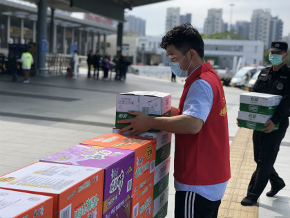 志愿者搬运物资1_420.jpg 志愿者搬运物资1_420.jpg