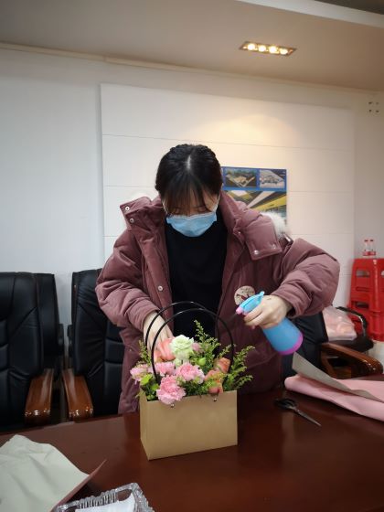 正在插花.jpg 正在插花.jpg