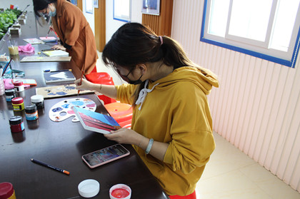 女职工认真绘画中.JPG 女职工认真绘画中.JPG