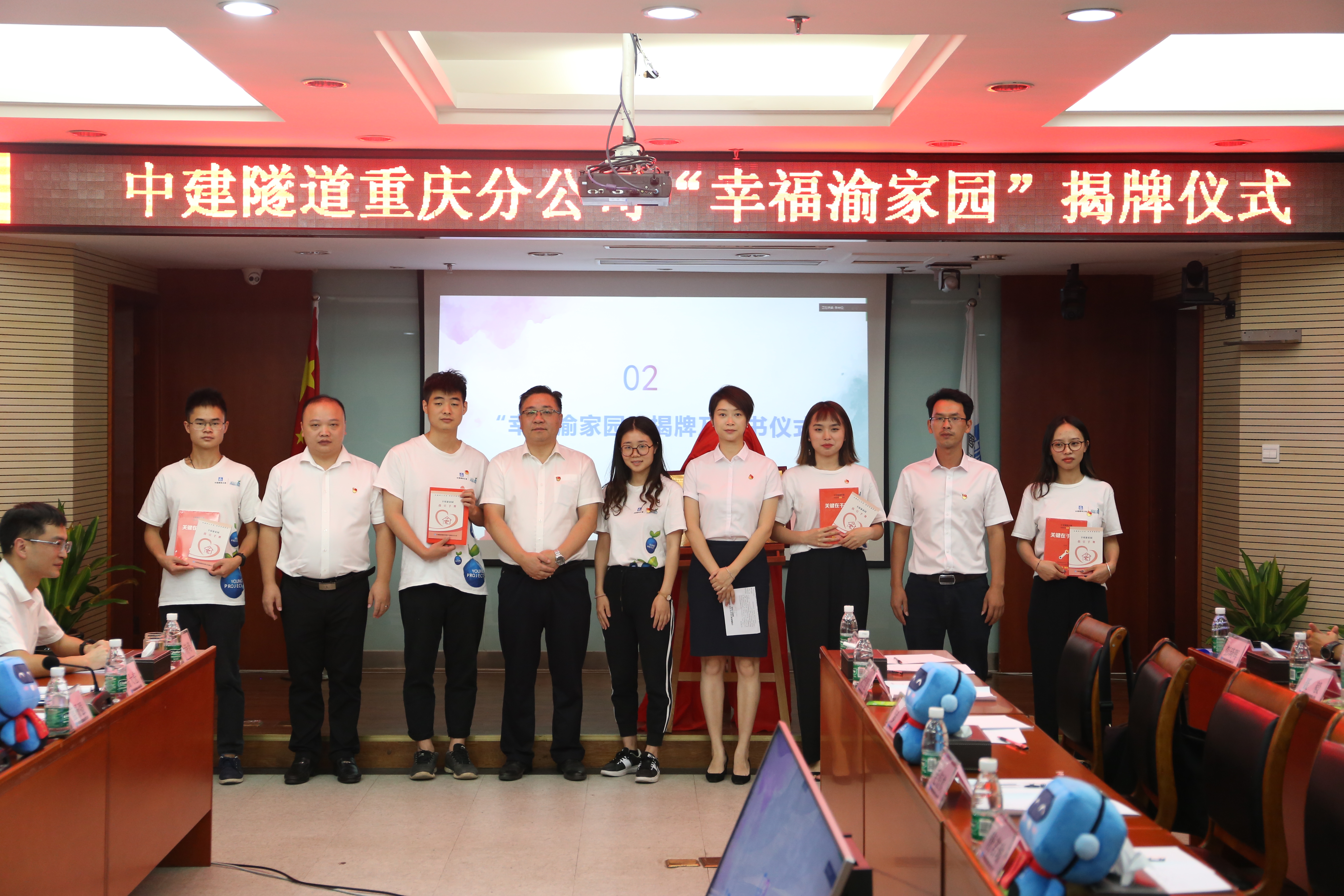 新员工赠书仪式.JPG 新员工赠书仪式.JPG