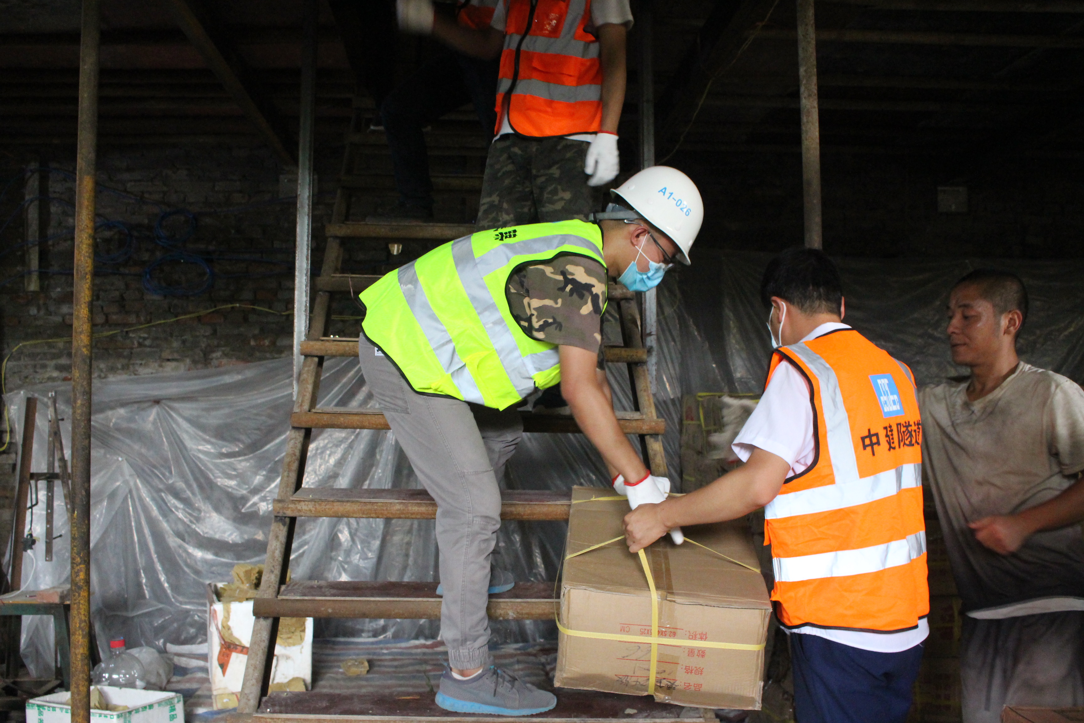 小型加工厂物资搬运.JPG 小型加工厂物资搬运.JPG