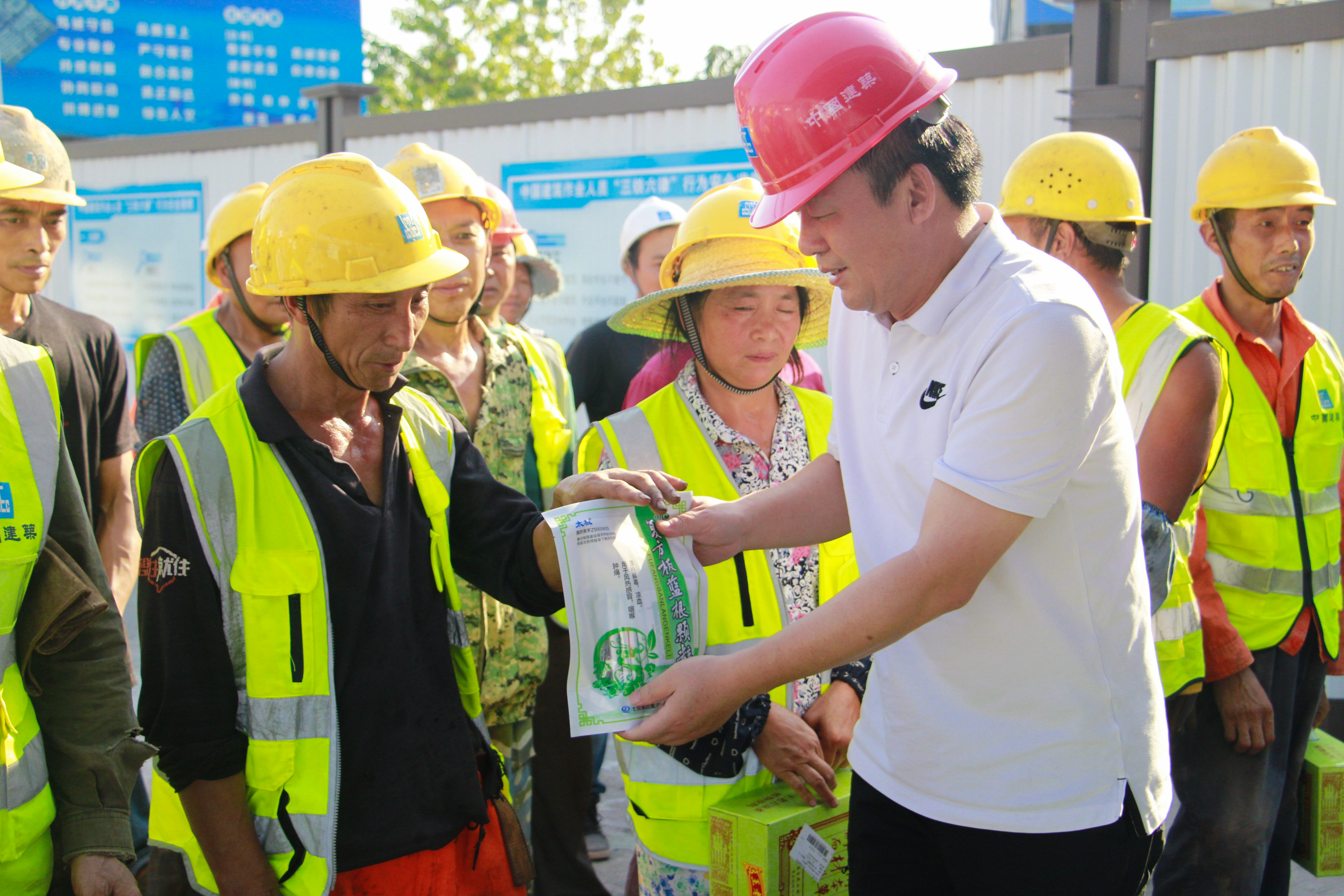 领导送药品.jpg 领导送药品.jpg