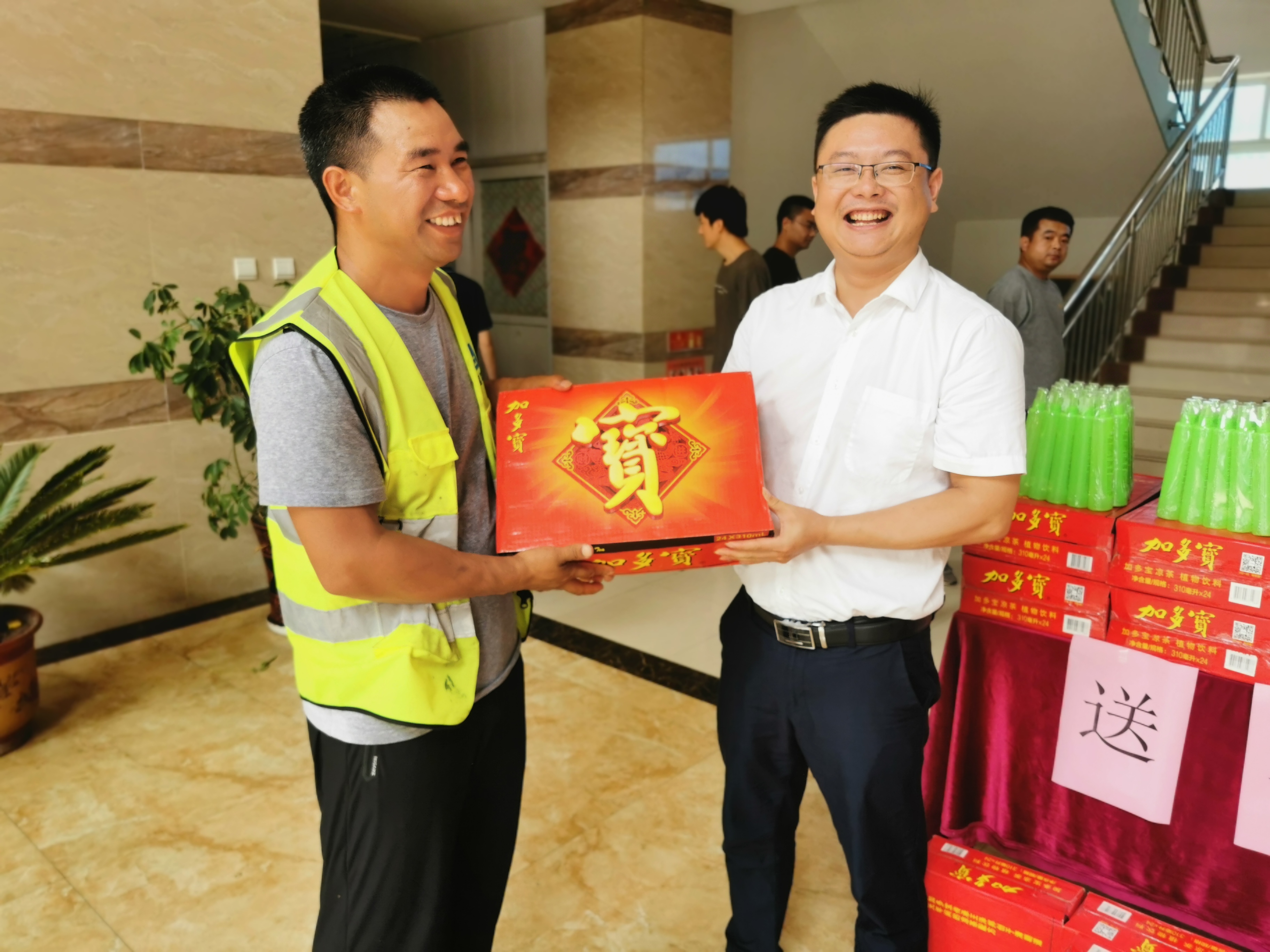 清凉物资送到手.jpg 清凉物资送到手.jpg