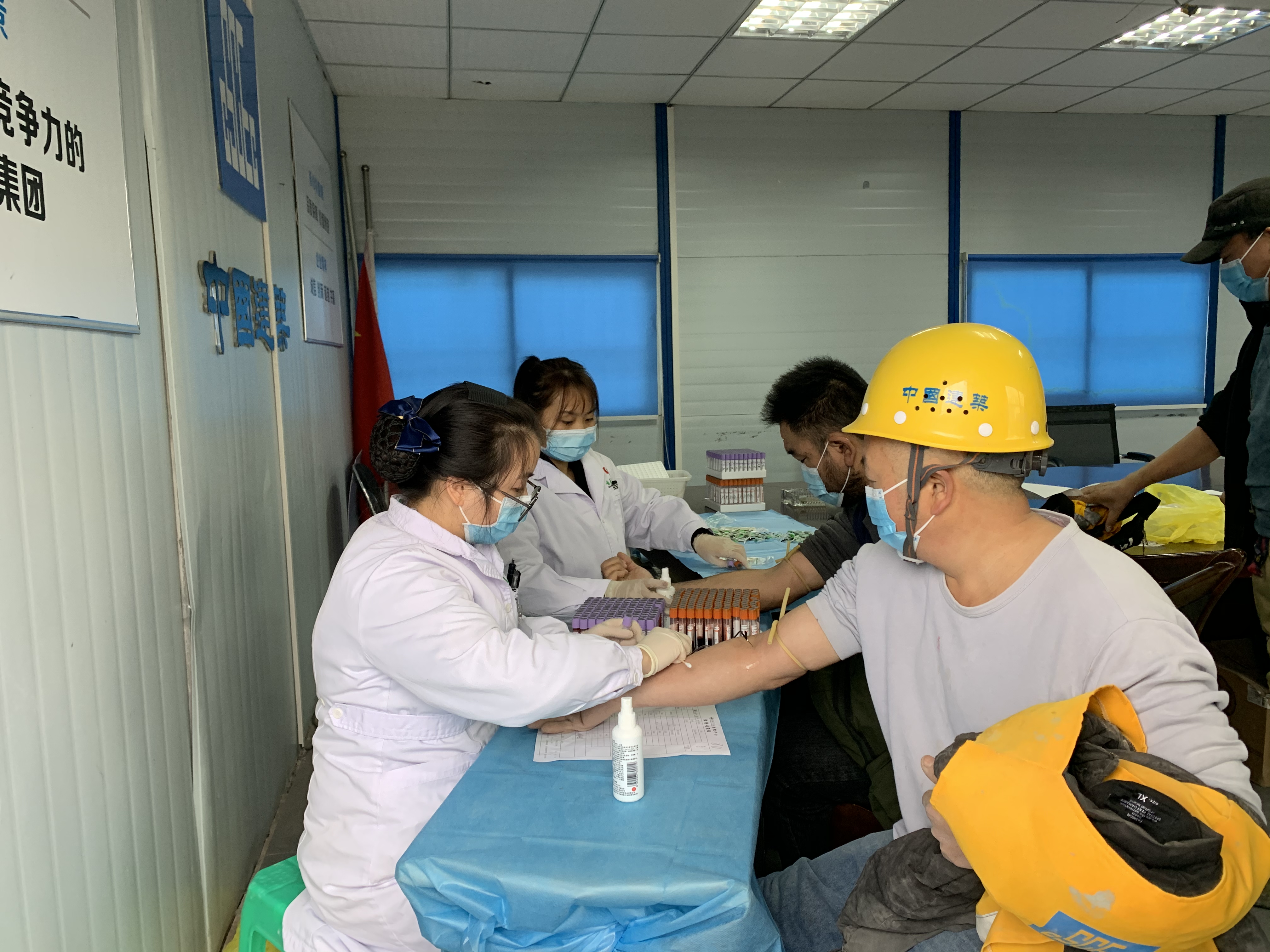 专业医疗团队为农民工进行体检.jpg 专业医疗团队为农民工进行体检.jpg