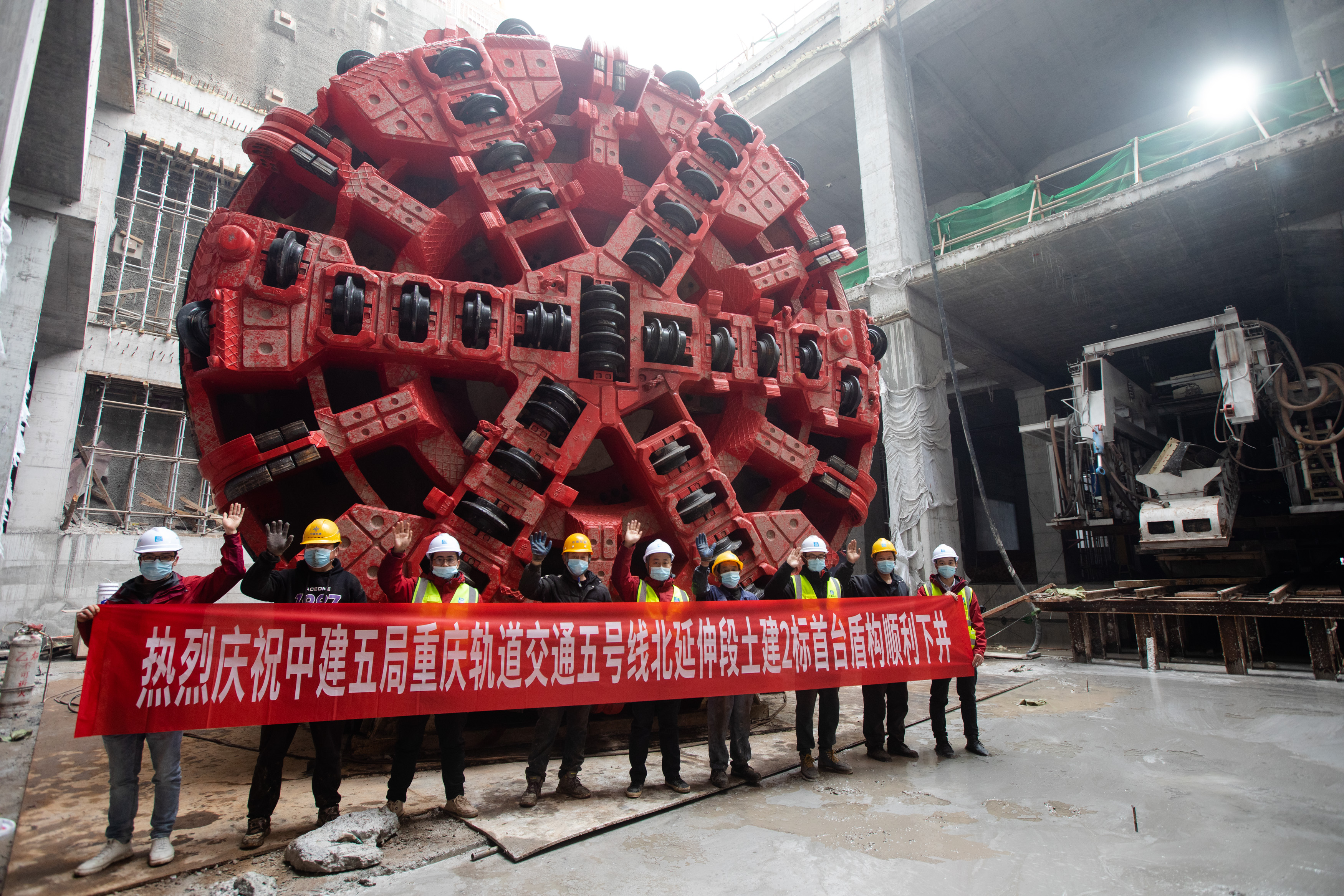 现场建设者庆祝盾构下井.jpg 现场建设者庆祝盾构下井.jpg