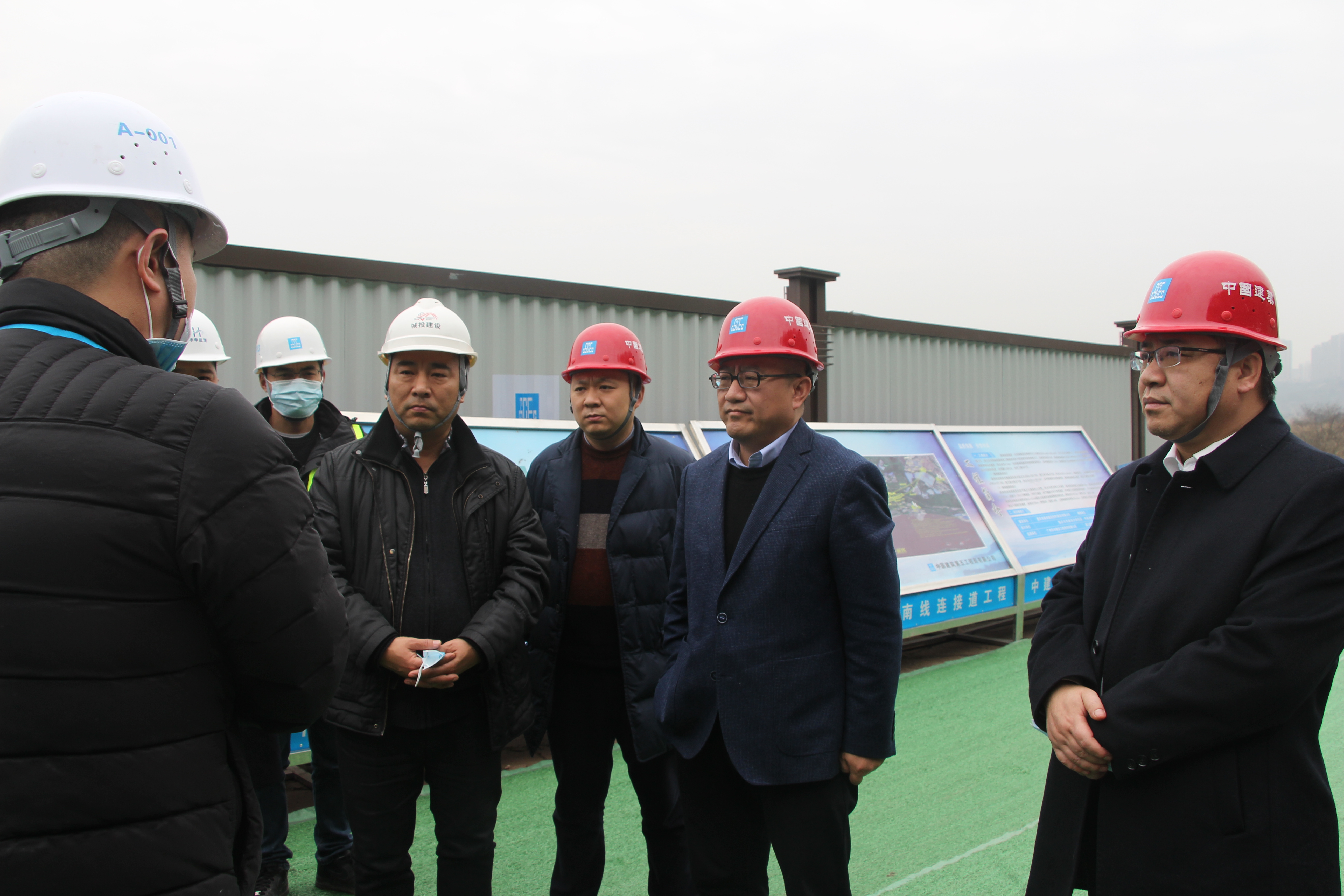 嘉南线连接道项目经理龚科为大渡口区副区长钟渝介绍项目施工情况1.JPG 嘉南线连接道项目经理龚科为大渡口区副区长钟渝介绍项目施工情况1.JPG