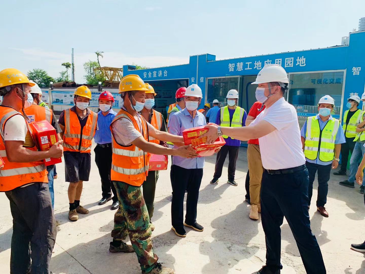 重庆城投基础设施建设有限公司到李家沱项目开展“送清凉”活动.jpg