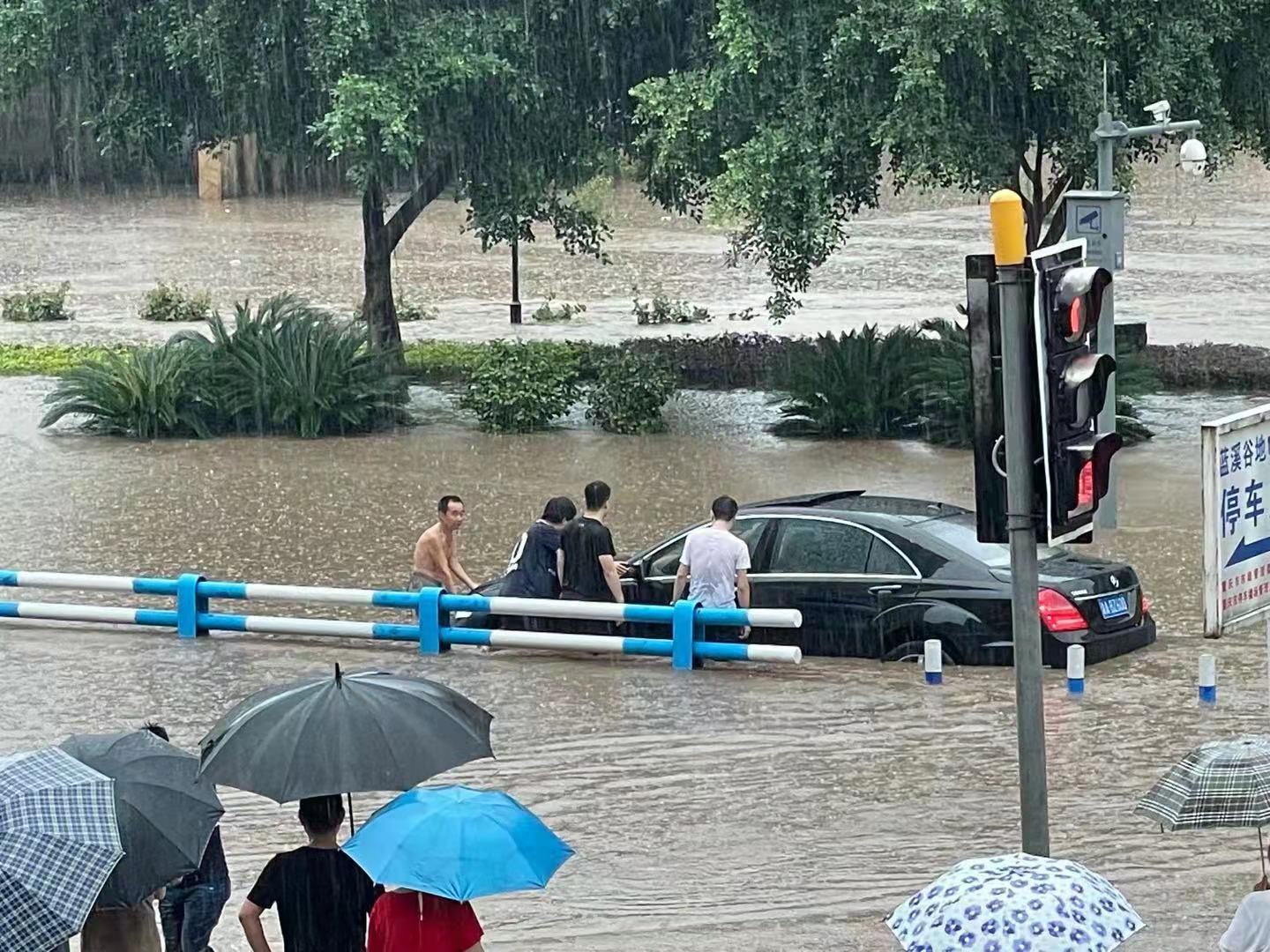暴雨中救援被困群众.jpg