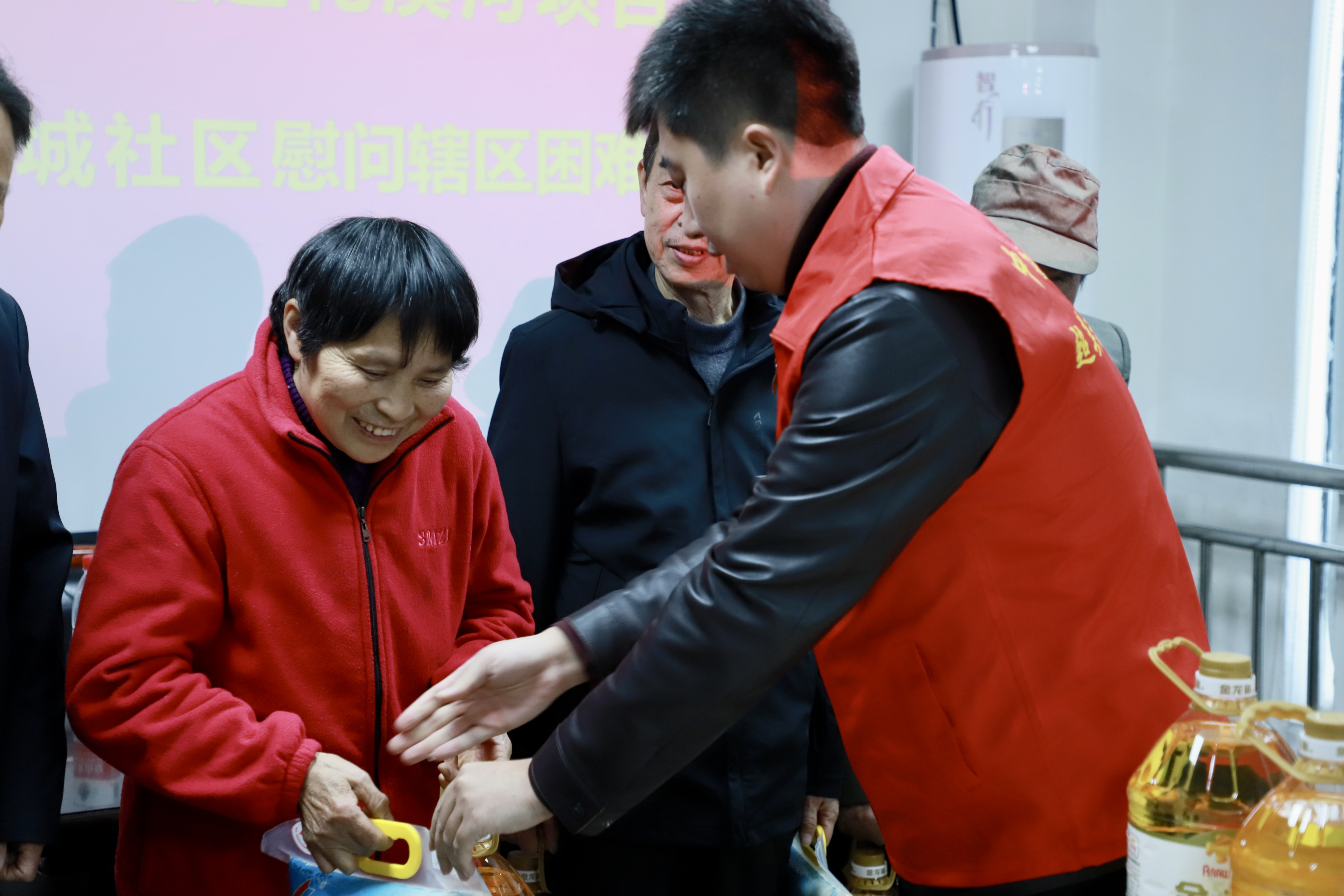 送慰问品2.jpg 送慰问品2.jpg