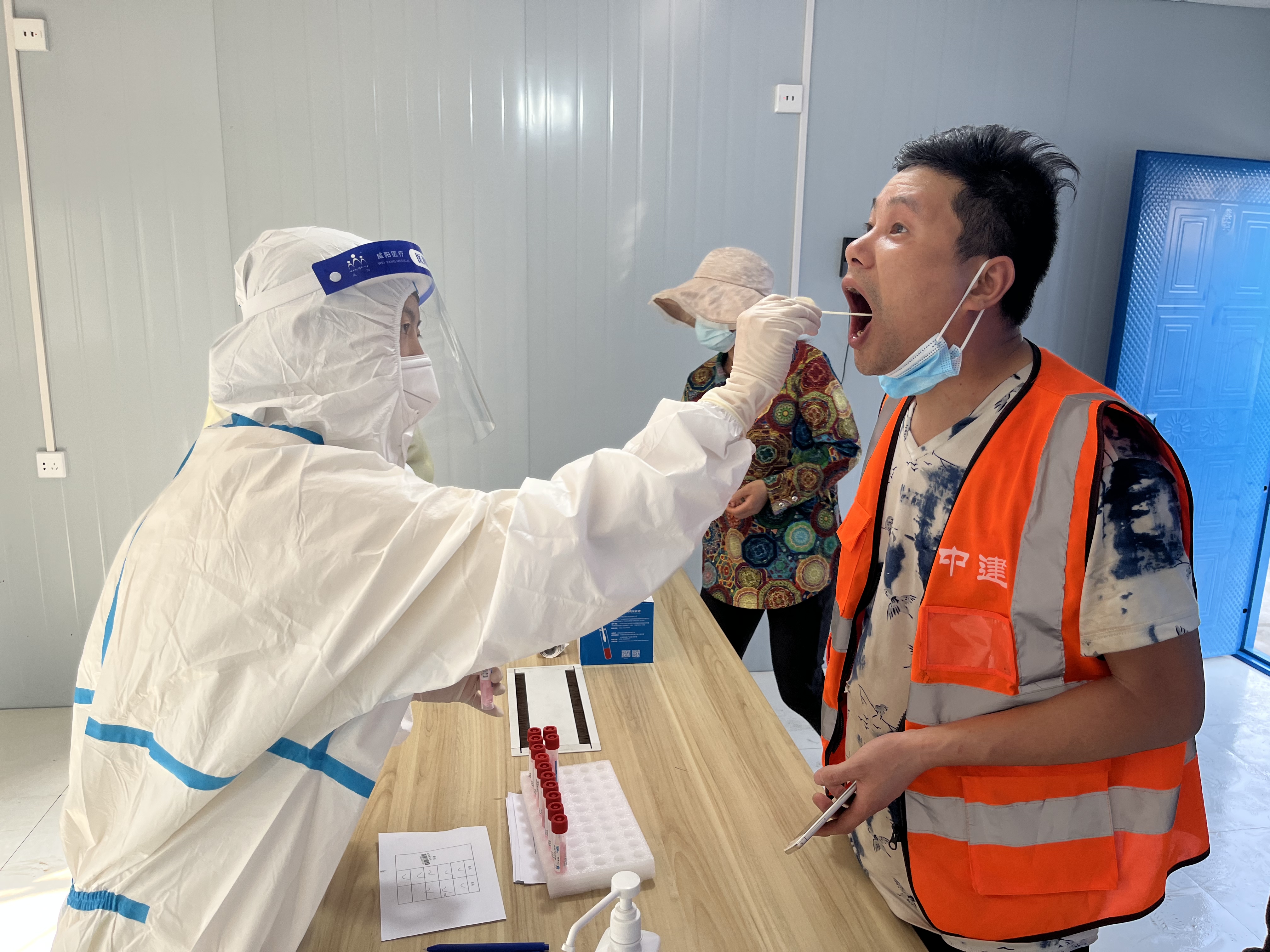 为劳务工人做核酸检测.jpg