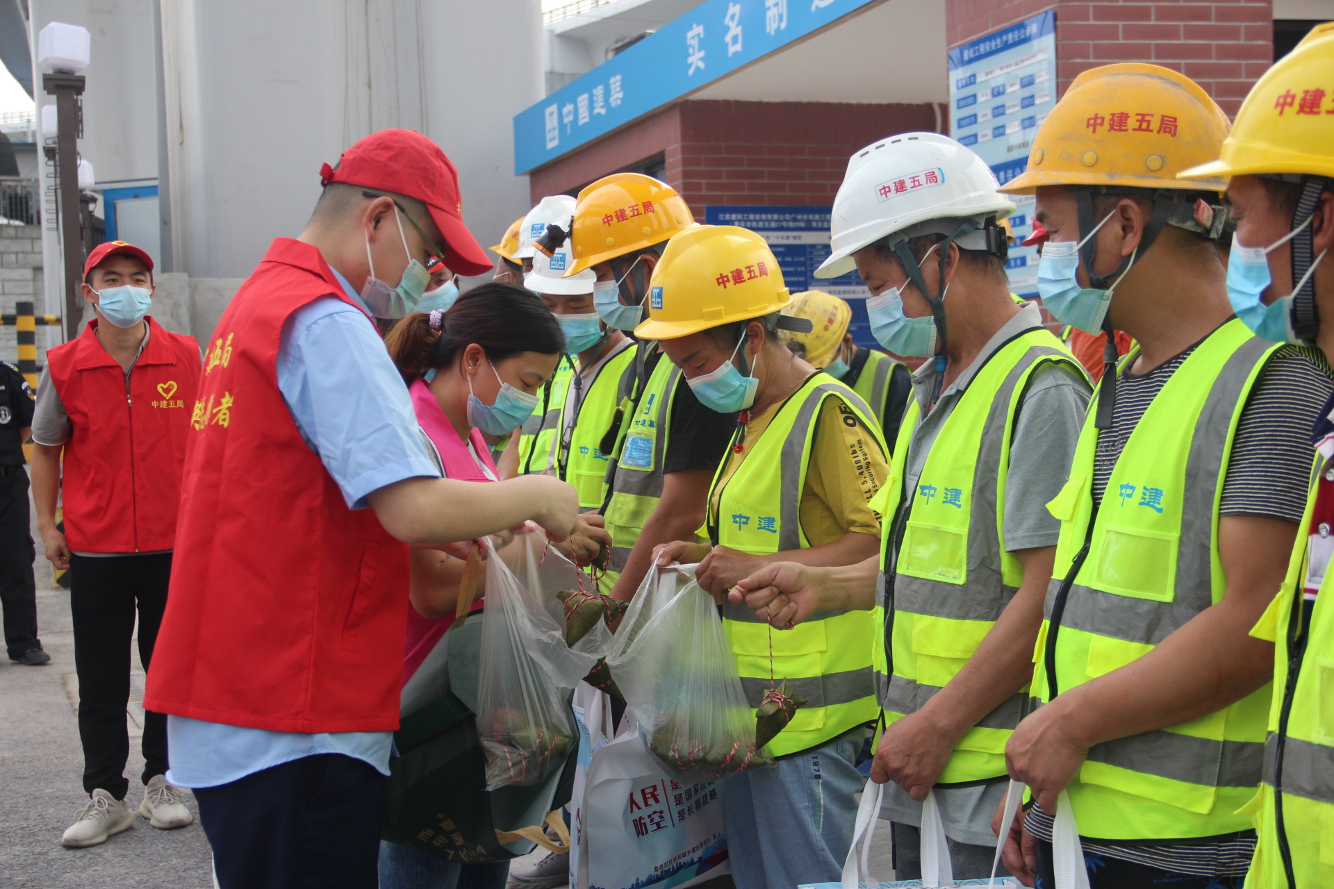 志愿者们为农民工兄弟送上粽子.JPG 志愿者们为农民工兄弟送上粽子.JPG