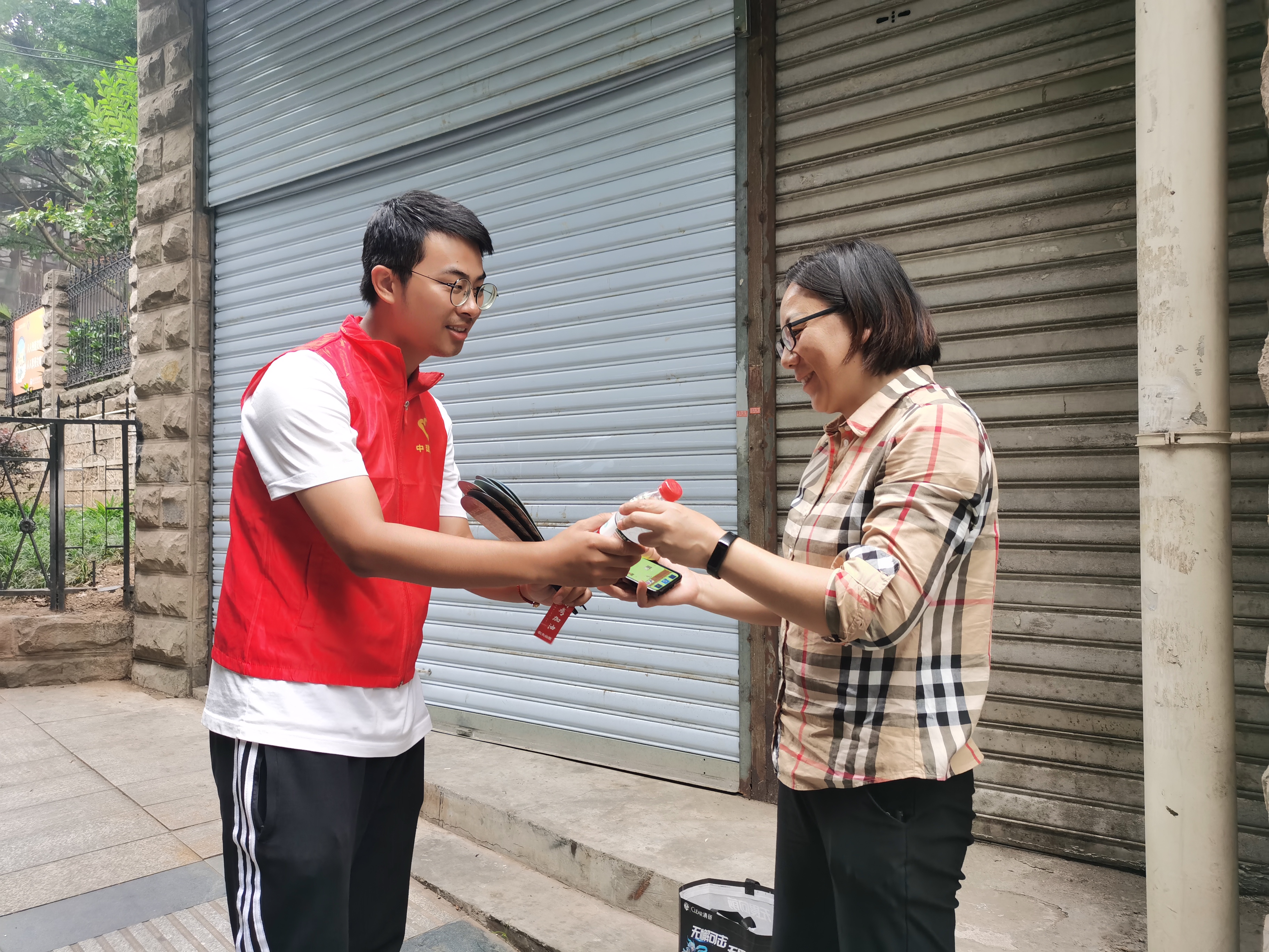 为等候的考生家长送矿泉水.jpg 为等候的考生家长送矿泉水.jpg