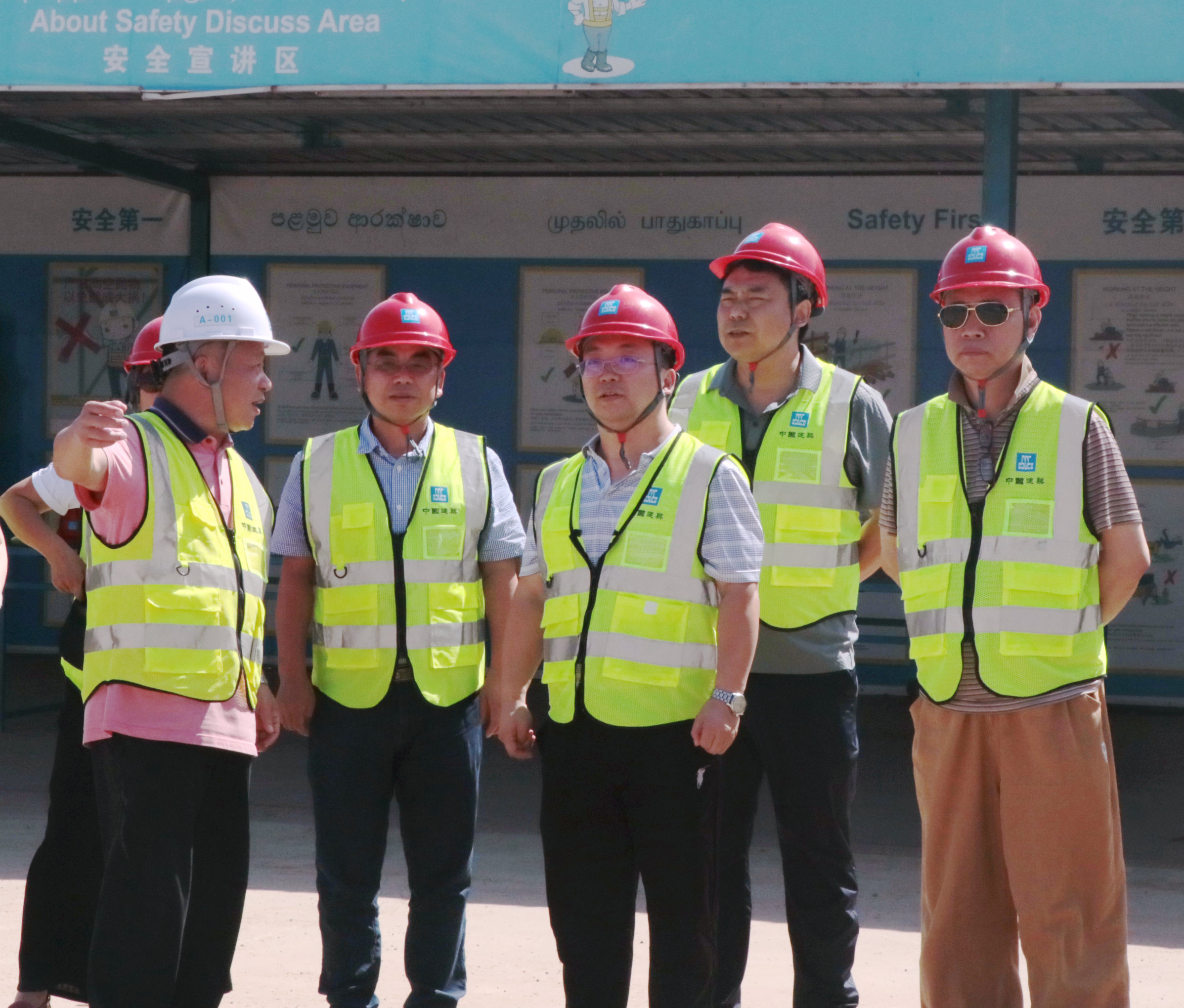 项目经理夏一夫向考察组一行进行讲解.jpg 项目经理夏一夫向考察组一行进行讲解.jpg