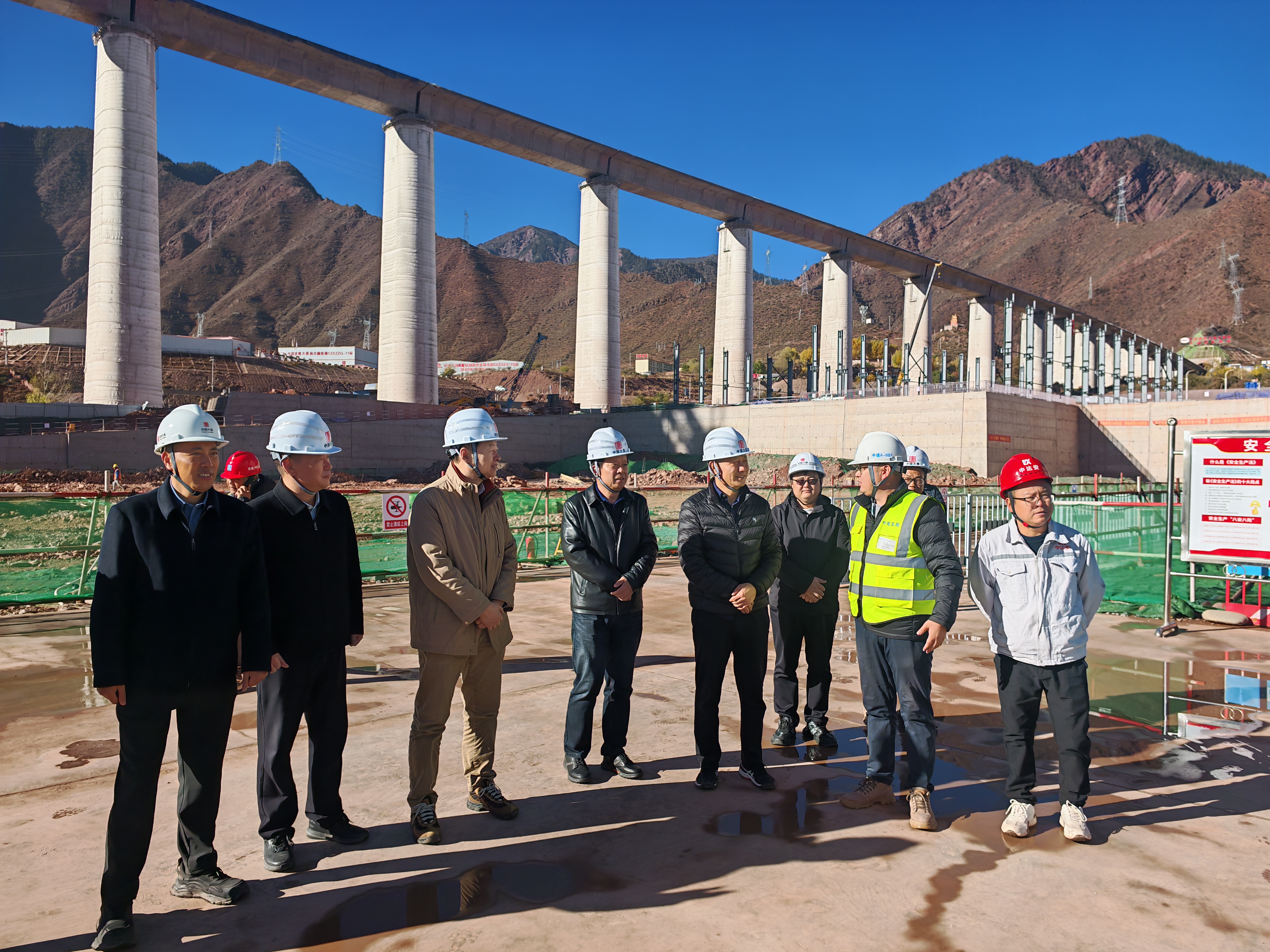 项目经理全来向大唐藏东南外部懂事介绍项目进展情况2.jpg 项目经理全来向大唐藏东南外部懂事介绍项目进展情况2.jpg