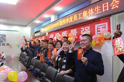 图二:发红包—幸福的笑容_副本.jpg 图二:发红包—幸福的笑容_副本.jpg