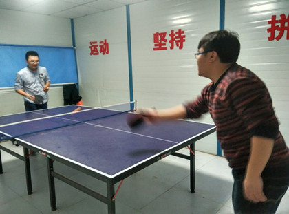乒乓球比赛激烈进行中.jpg