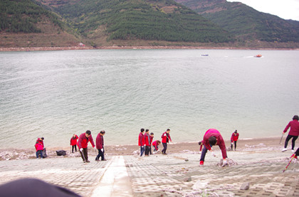 420 拾长江边岸垃圾.jpg