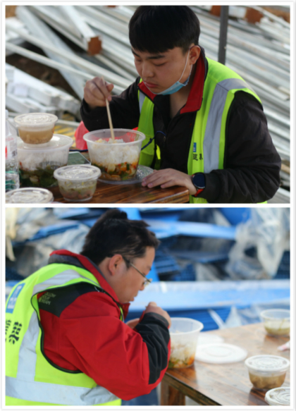 技术人员在工地吃盒饭-420.jpg