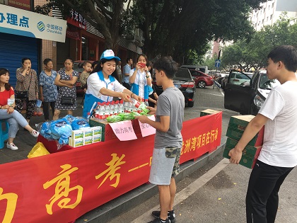 为学生送水 (2).jpg