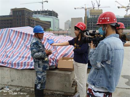 报社记者采访一线工人.jpg 报社记者采访一线工人.jpg