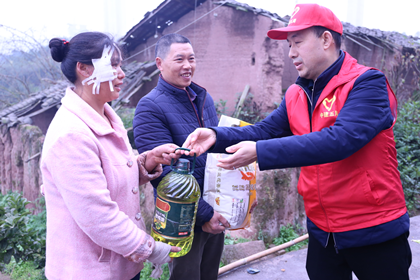 志愿者送慰问品.png