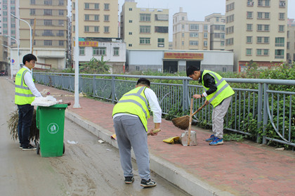 志愿者清扫道路.JPG