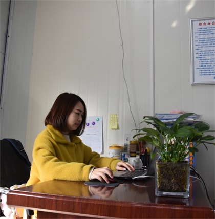 曾芹工作照420.jpg 曾芹工作照420.jpg