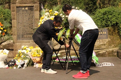 2为烈士敬献花篮.jpg