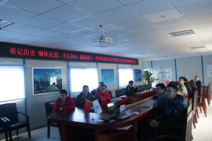 员工认真观看先烈纪录片_420.jpg