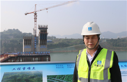 杨培诚和建设中的礼嘉嘉陵江特大桥.jpg