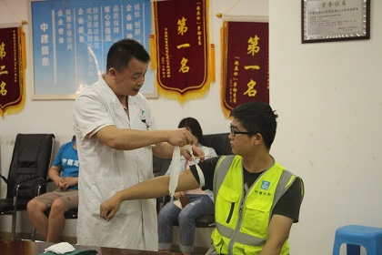 医师进行包扎举例展示.JPG