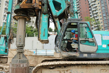 工作中的袁上文.jpg 工作中的袁上文.jpg