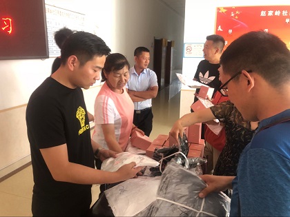 员工正在发放物品.png 员工正在发放物品.png